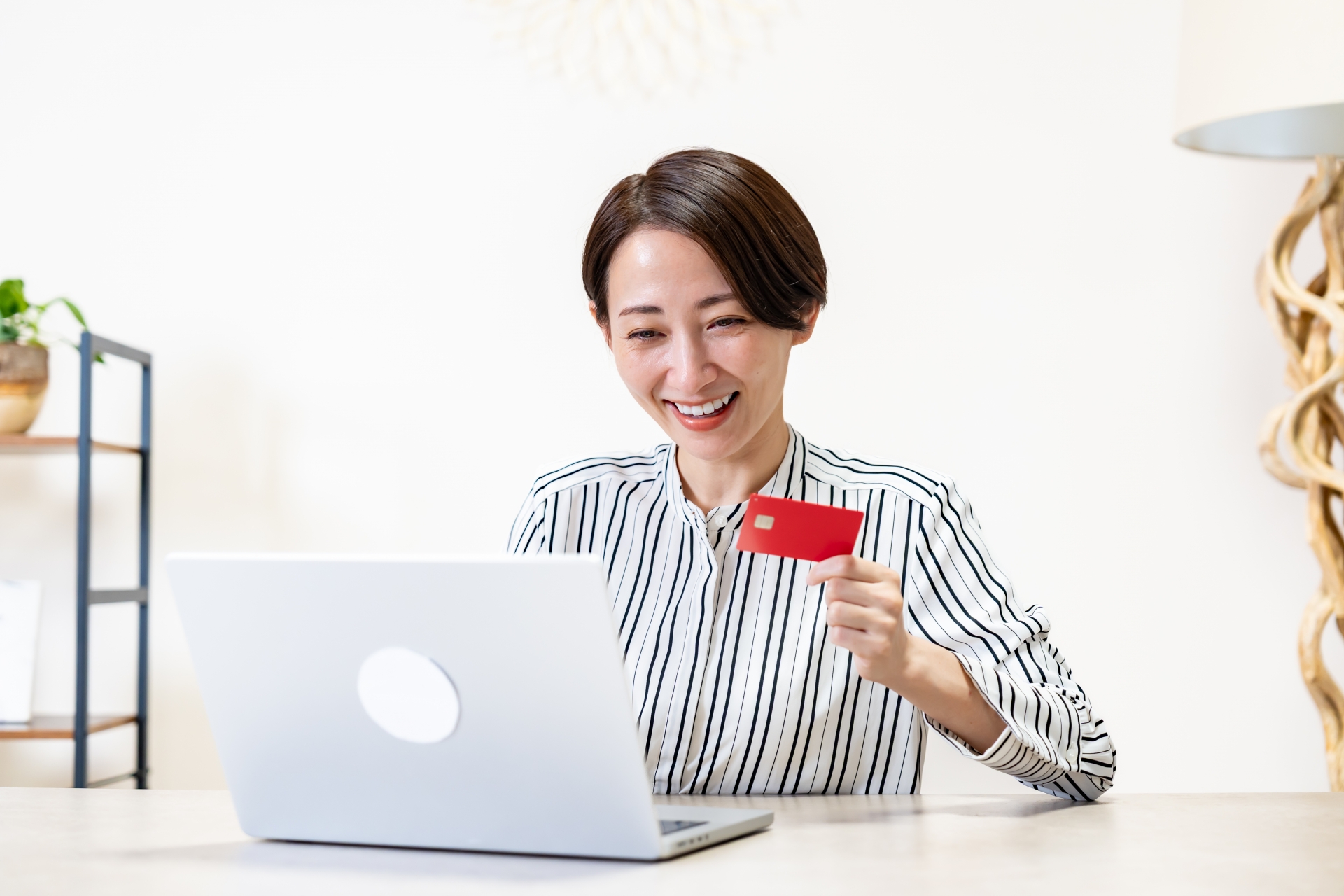 専業主婦でも作れるクレジットカード！最新の審査情報と年収の書き方